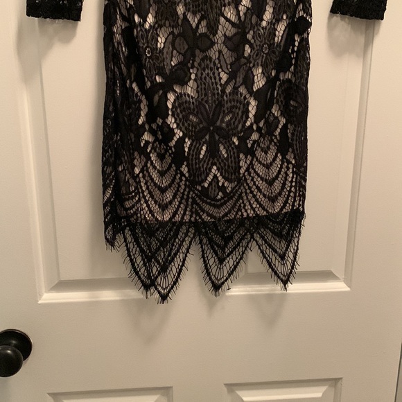 Lace dress - Picture 2 of 7